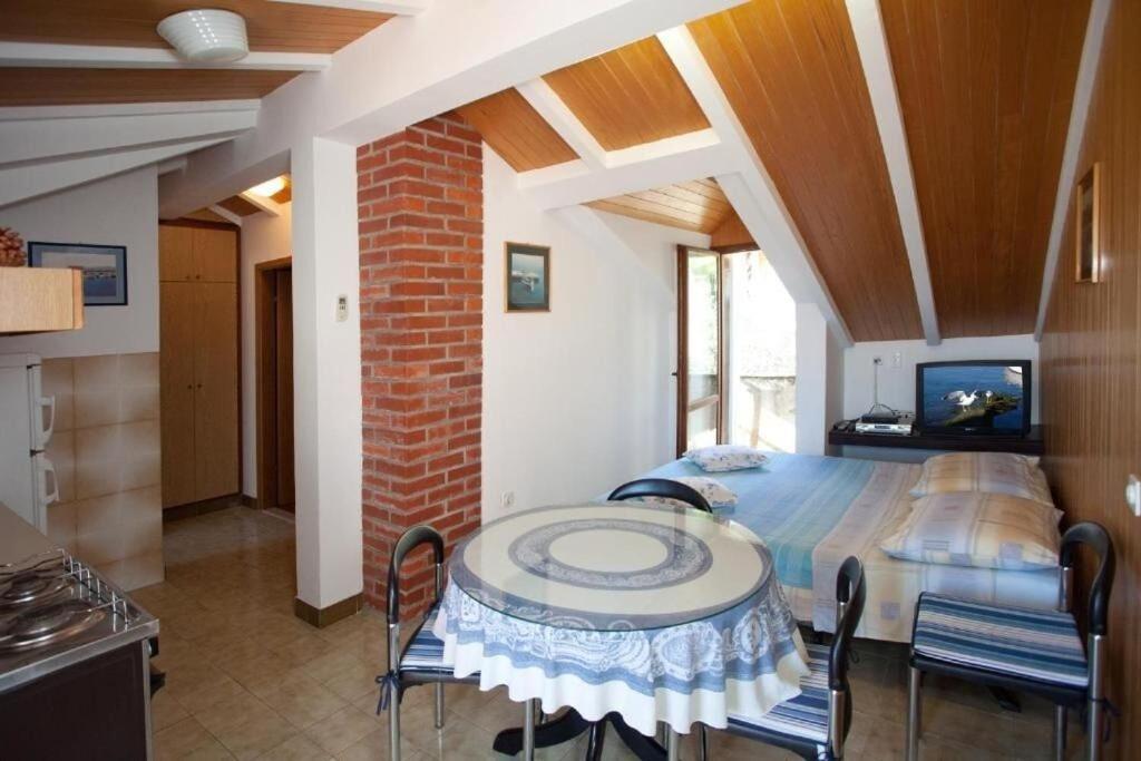 Apartments Damir - 80 M From Beach Postira Exterior foto