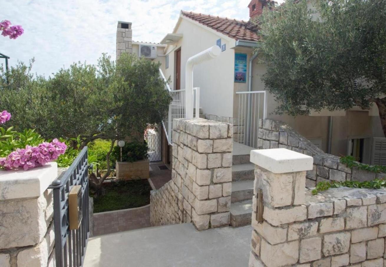 Apartments Damir - 80 M From Beach Postira Exterior foto