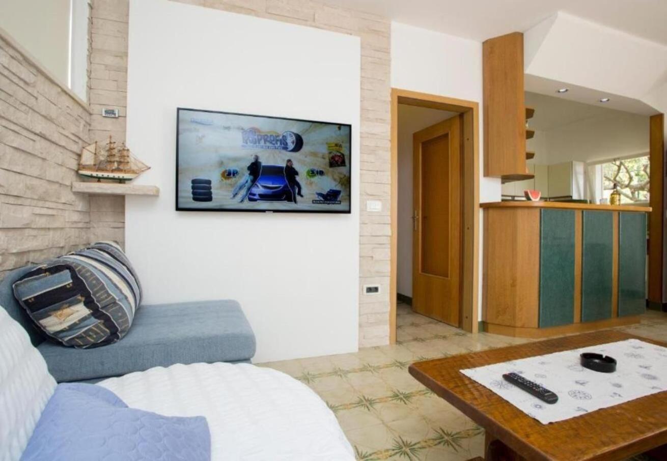 Apartments Damir - 80 M From Beach Postira Exterior foto